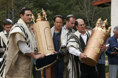 http://www.films42.com/columns/Yom-Kippur_Torahs.jpg